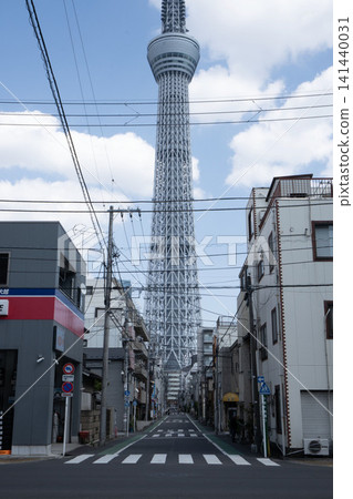 從舊城區一條居民街道上可以欣賞到東京晴空塔的壯麗景色。 141440031