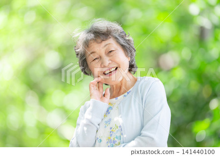 老婦人，清新的綠植，微笑 141440100