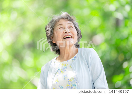 老婦人，清新的綠植，微笑 141440107