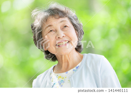 老婦人，清新的綠植，微笑 141440111