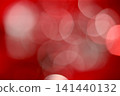 以紅色為底，帶有白色散景效果的聖誕節背景。 141440132
