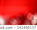 以紅色為底，帶有白色散景效果的聖誕節背景。 141440137