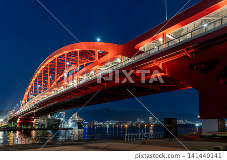 燈光璀璨的神戶大橋和神戶港的夜景 燈光璀璨的神戶大橋和神戶港的夜景 141440141