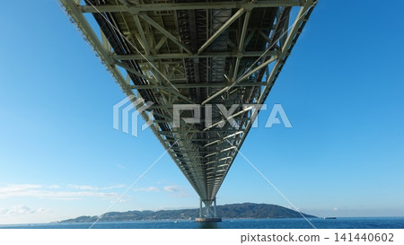 從下方俯瞰一座巨大的懸索橋。 從下方俯瞰一座巨大的懸索橋。 141440602