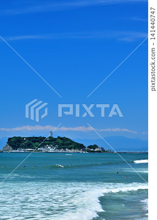 從七里濱海灘,白色的海浪拍打著湘南海岸,可以看到江之島和富士山。 從七里濱海灘,白色的海浪拍打著湘南海岸,可以看到江之島和富士山。 141440747