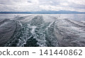 一艘觀光船駛過琵琶湖，遠處群山環繞，湖面波光粼粼。 141440862