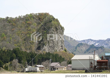 Yagigahana (Shimoda, Sanjo City, Niigata Prefecture) surrounded by fresh greenery 141441091