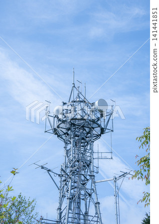 無線電鐵塔和藍天 無線電鐵塔和藍天 141441851