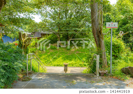鹿兒島縣宮良郡佑水町鶴丸站:充滿氣氛的無人車站和夏日景色。 鹿兒島縣宮良郡佑水町鶴丸站:充滿氣氛的無人車站和夏日景色。 141441919