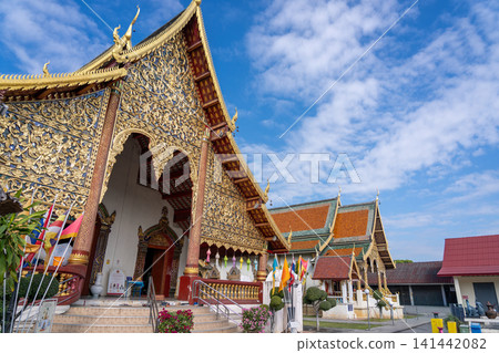 泰國清邁清曼寺金色的裝飾與藍色的天空 泰國清邁清曼寺金色的裝飾與藍色的天空 141442082