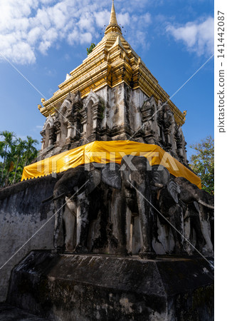清邁清曼寺的金色佛塔與象雕 清邁清曼寺的金色佛塔與象雕 141442087