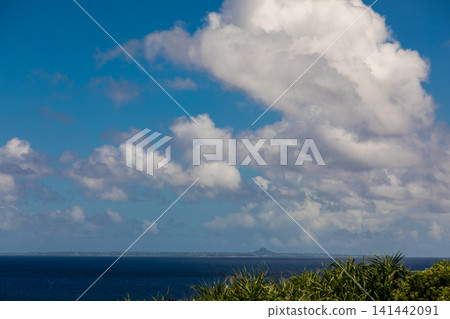沖繩海面遠眺伊江島城山與夏日壯麗積雨雲大氣景觀 沖繩海面遠眺伊江島城山與夏日壯麗積雨雲大氣景觀 141442091