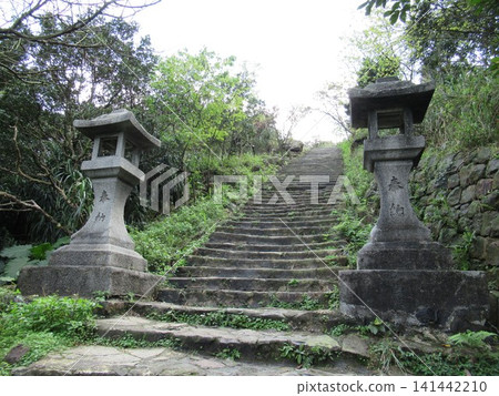 在台灣,通往金瓜石神社的路上仍然保留著石燈籠。 在台灣,通往金瓜石神社的路上仍然保留著石燈籠。 141442210