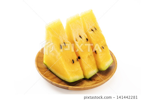白色背景上的切開的黃色西瓜。 白色背景上的切開的黃色西瓜。 141442281