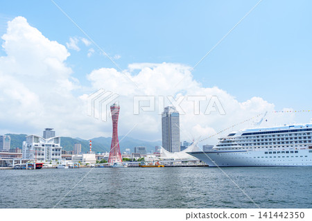 夏日的藍天,一艘大型遊輪停靠在神戶港,以及神戶港塔。 夏日的藍天,一艘大型遊輪停靠在神戶港,以及神戶港塔。 141442350