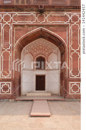 Architecture detail inside the Humayun's Tomb, built by Hamida Banu Begun in 1565-72, Delhi, India Architecture detail inside the Humayun's Tomb, built by Hamida Banu Begun in 1565-72, Delhi, India 141442457