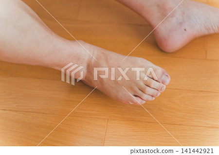 特寫鏡頭:一位四十多歲的男子,赤著腳 特寫鏡頭:一位四十多歲的男子,赤著腳 141442921