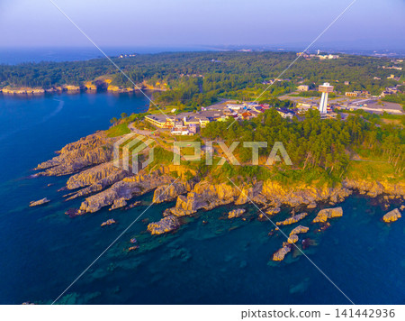 從空中俯瞰福井縣東陣坊,夕陽西下,壯麗的柱狀節理構造和日本海盡收眼底。 從空中俯瞰福井縣東陣坊,夕陽西下,壯麗的柱狀節理構造和日本海盡收眼底。 141442936