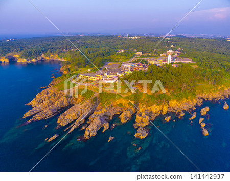 從空中俯瞰福井縣東陣坊,夕陽西下,壯麗的柱狀節理構造和日本海盡收眼底。 從空中俯瞰福井縣東陣坊,夕陽西下,壯麗的柱狀節理構造和日本海盡收眼底。 141442937