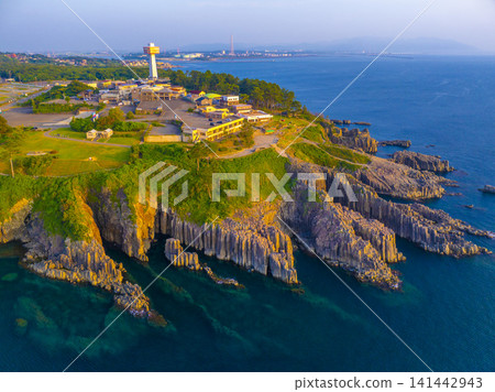 從空中俯瞰福井縣東陣坊,夕陽西下,壯麗的柱狀節理構造和日本海盡收眼底。 從空中俯瞰福井縣東陣坊,夕陽西下,壯麗的柱狀節理構造和日本海盡收眼底。 141442943