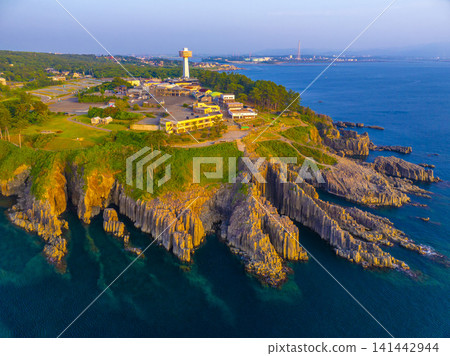 從空中俯瞰福井縣東陣坊，夕陽西下，壯麗的柱狀節理構造和日本海盡收眼底。 141442944