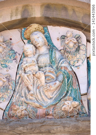 Virgin Mary with baby Jesus on the portal of the Saint Joseph church in Lucca, Italy Virgin Mary with baby Jesus on the portal of the Saint Joseph church in Lucca, Italy 141443966