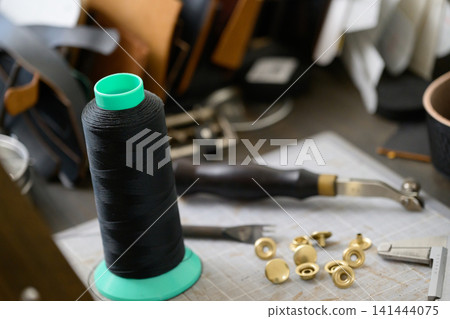 皮革製作中使用的黑色手縫線和皮革工具 皮革製作中使用的黑色手縫線和皮革工具 141444075