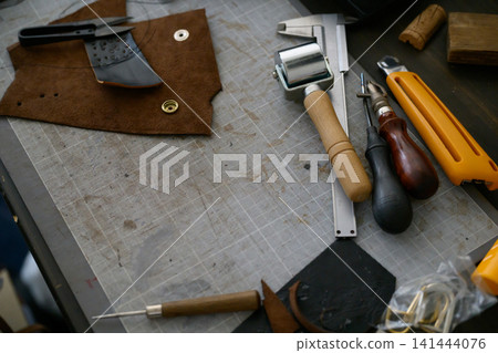 皮革製作中使用的皮革工具和工作台 141444076