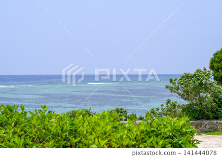 沖繩海灘景色，綠樹環繞，可俯瞰大海。 141444078