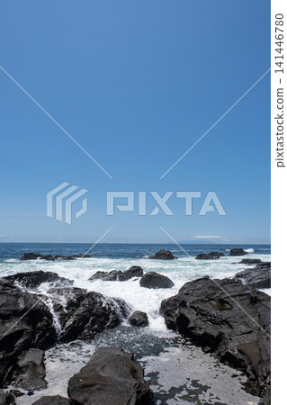 海浪拍打著神奈川縣城島的岩石海岸。 海浪拍打著神奈川縣城島的岩石海岸。 141446780