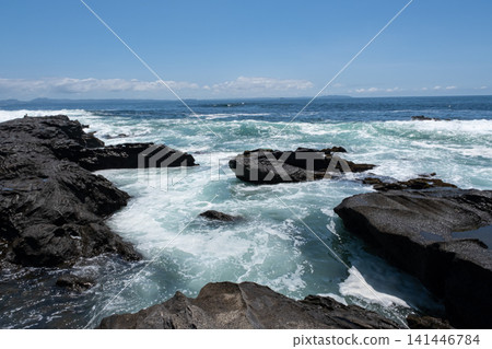 海浪拍打著神奈川縣城島的岩石海岸。 141446784