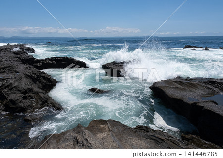 海浪拍打著神奈川縣城島的岩石海岸。 海浪拍打著神奈川縣城島的岩石海岸。 141446785