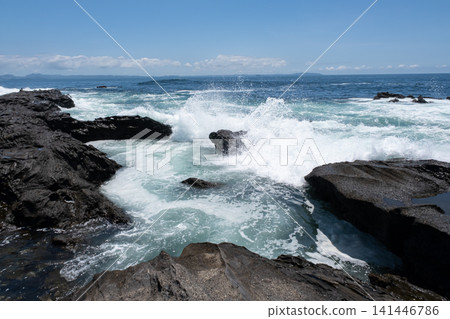 海浪拍打著神奈川縣城島的岩石海岸。 海浪拍打著神奈川縣城島的岩石海岸。 141446786