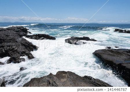 海浪拍打著神奈川縣城島的岩石海岸。 海浪拍打著神奈川縣城島的岩石海岸。 141446787