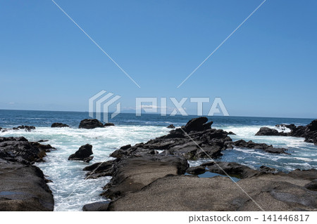 海浪拍打著神奈川縣城島的岩石海岸。 海浪拍打著神奈川縣城島的岩石海岸。 141446817