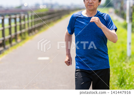 老人家沿著河岸跑步 141447916