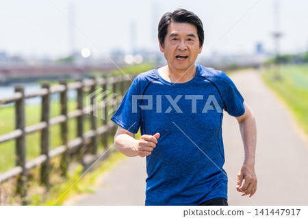 老人家沿著河岸跑步 141447917