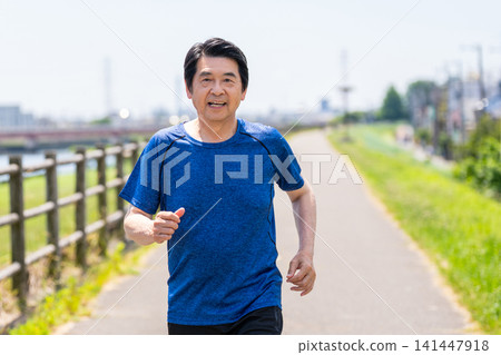 老人家沿著河岸跑步 141447918
