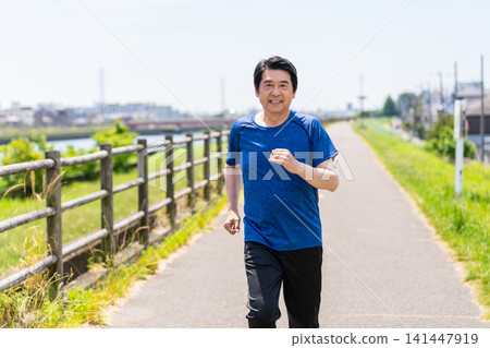 老人家沿著河岸跑步 141447919