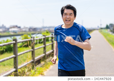 老人家沿著河岸跑步 141447920