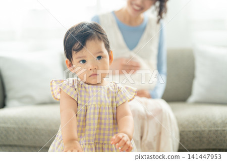 經歷孕產期的母親和孩子 141447953