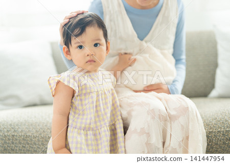 經歷孕產期的母親和孩子 141447954