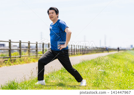 Senior men stretching before exercise 141447967