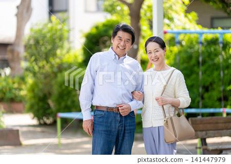一對老年夫婦在公園散步。 141447979