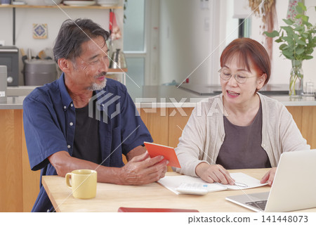 一對老年夫婦討論退休金問題 一對老年夫婦討論退休金問題 141448073