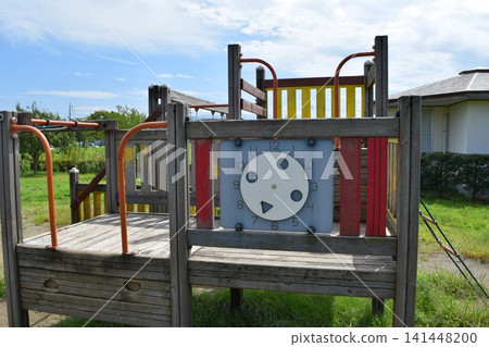 兒童公園的木製遊樂場 兒童公園的木製遊樂場 141448200