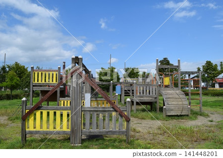 兒童公園的木製遊樂場 兒童公園的木製遊樂場 141448201