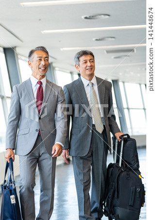 走在機場的商人 141448674
