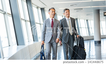 走在機場的商人 走在機場的商人 141448675