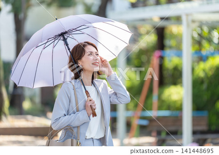 指向遮陽傘的女商人 指向遮陽傘的女商人 141448695